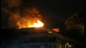 Fatih’te iş merkezinin çatısında yangın paniği