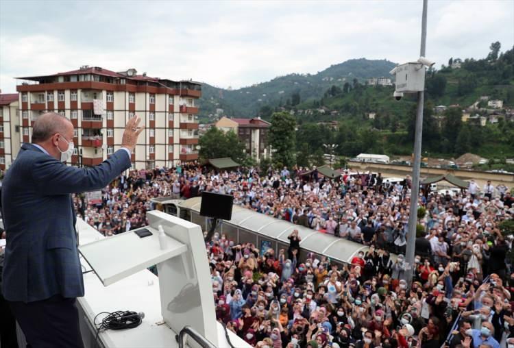 Cumhurbaşkanı Recep Tayyip Erdoğan, sel felaketinin Yaşandığı Güneysu ilçesinde halka hitap etti