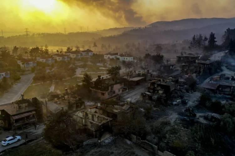 
<p>Antalya’nın Manavgat ilçesinde dün başlayan ve rüzgarın etkisiyle yayılan orman yangını nedeniyle çok sayıda ev zarar gördü.</p>
<p>

</p>
<p>Yangına, çevre illerdeki ekiplerin de desteğiyle karadan ve havadan müdahale ediliyor.</p>
<p>
”/> <img src=