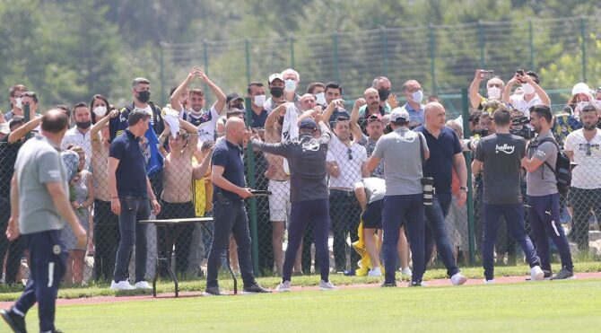 Fenerbahçeli taraftarlardan antrenmana yoğun ilgi