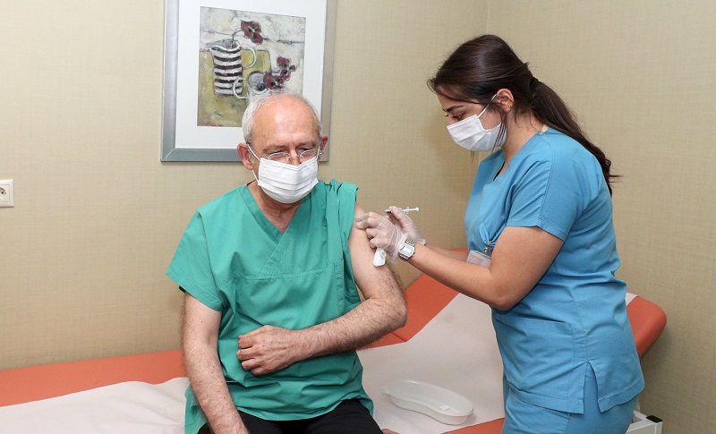 Kılıçdaroğlu, Bilim Kurulunun Tavsiyesiyle 3. doz aşıyı oldu