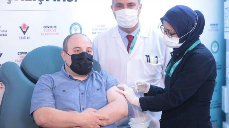 Sanayi ve Teknoloji Bakanı Mustafa Varank, VLP temelli yerli aşının insan denemelerinin Faz-1 aşamasında gönüllü olmuştu.