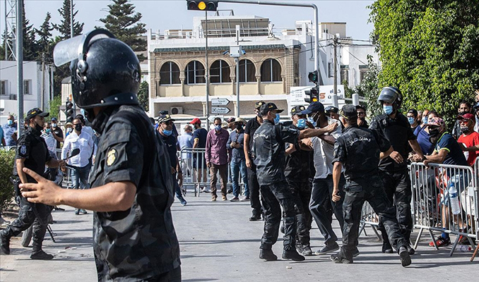 Tunus’ta darbe karşıtları ile destekçileri arasında arbede yaşandı