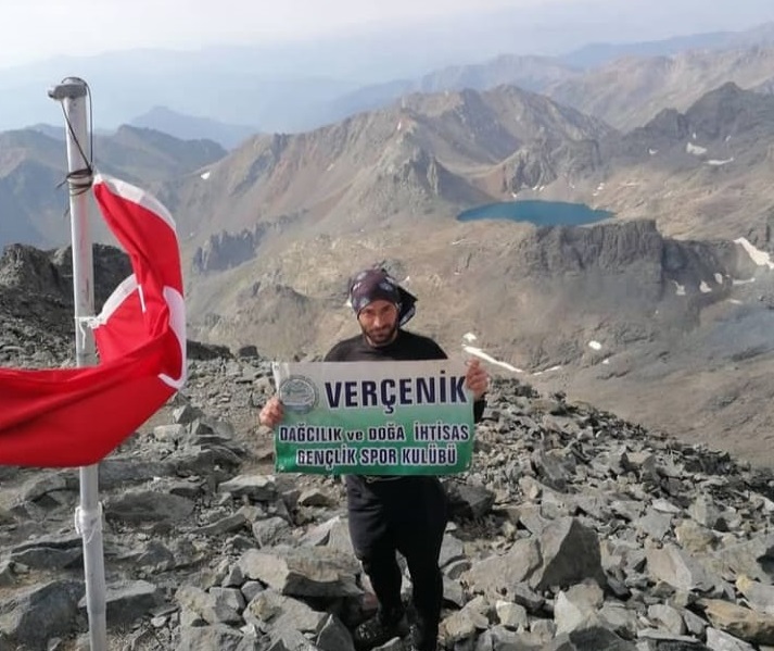Verçenik Dağcılık, Kaçkarların3937 metre zirvesine Türk Bayrağı dikti