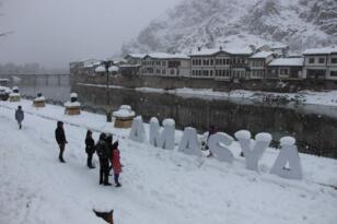 40 yıldır böyle yağış Görmeyen Amasya’da kar kalınlığı 40 santimi buldu
