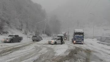 Yoğun kar yağışı nedeniyle Hopa-Borçka karayolu trafiğe kapandı