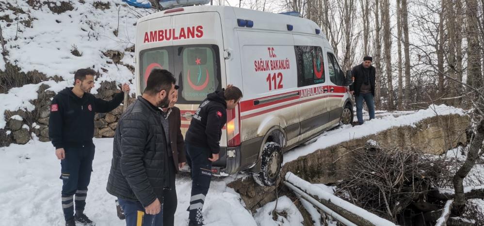 Artvin’de Hasta almaya giden ambulans karlı köprüde kayınca yardımına köylüler yetişti