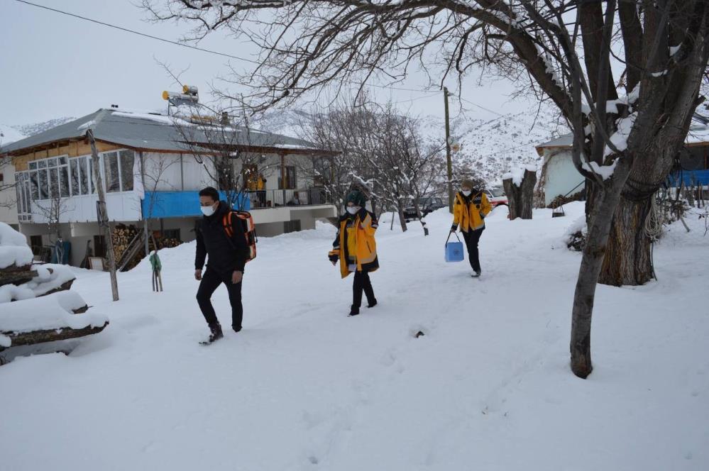 Sağlık ekipleri karlı yolları aşarak Covid-19 aşısı yapıyor