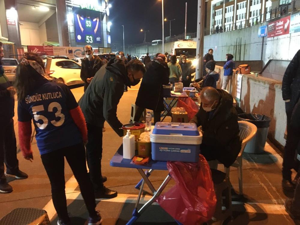 Rizespor Beşiktaş maçına özel stat kapısında aşı standı kuruldu