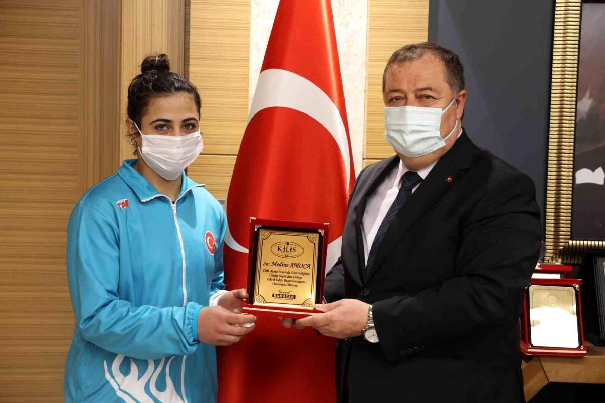 Başkan Ramazan dan, Türkiye şampiyonu Amoca ya plaket