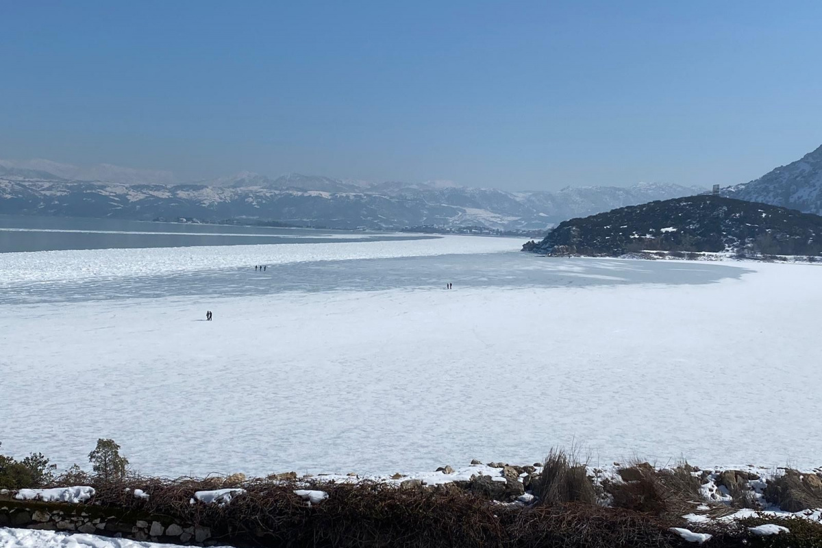 Buz tutan Eğirdir Gölü’nde yürüyüşler yasaklandı