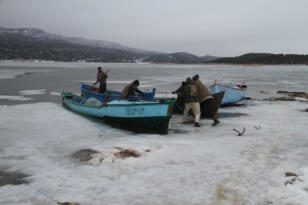 Donan gölde adada mahsur kalan besiciler, dönüş yolunda tekneleri buzlar arasında sıkışınca kurtarıldı