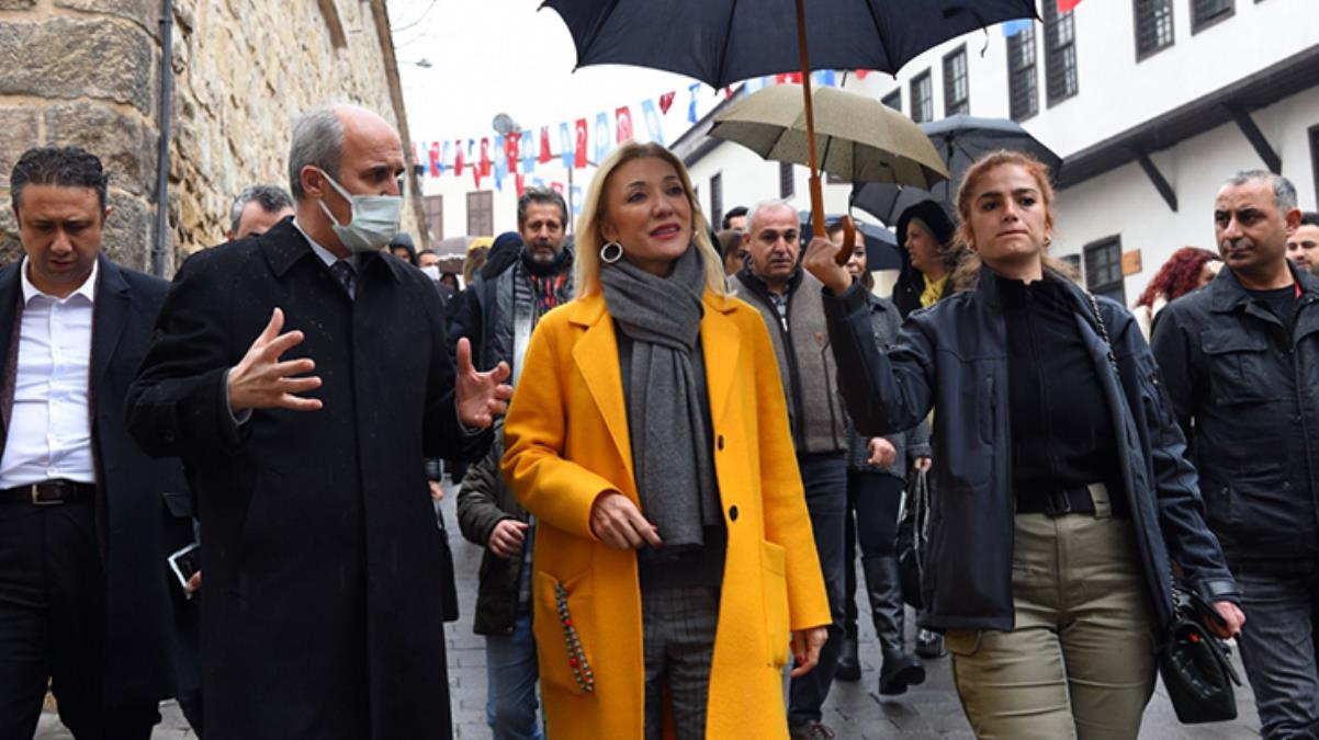 Koruma polisine çanta taşıtması ve şemsiye tutturmasıyla eleştirilen Bakan Ersoy un eşi Pervin Ersoy sessizliğini bozdu