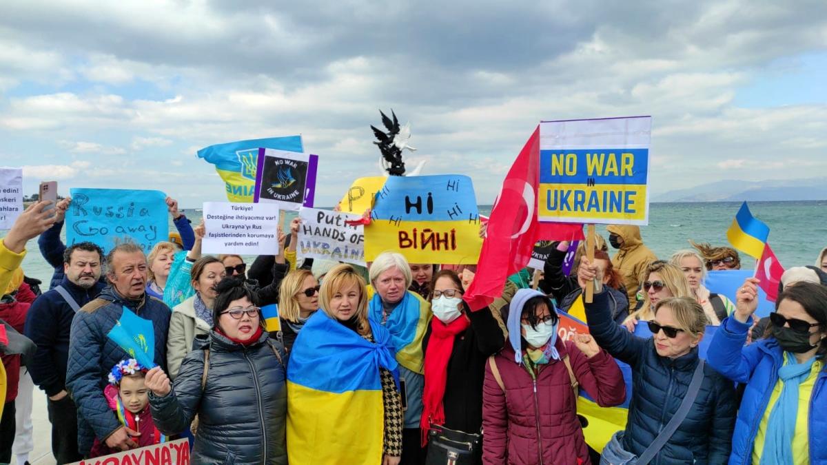 Kuşadası nda Ukraynalılar, Rusya yı protesto etti