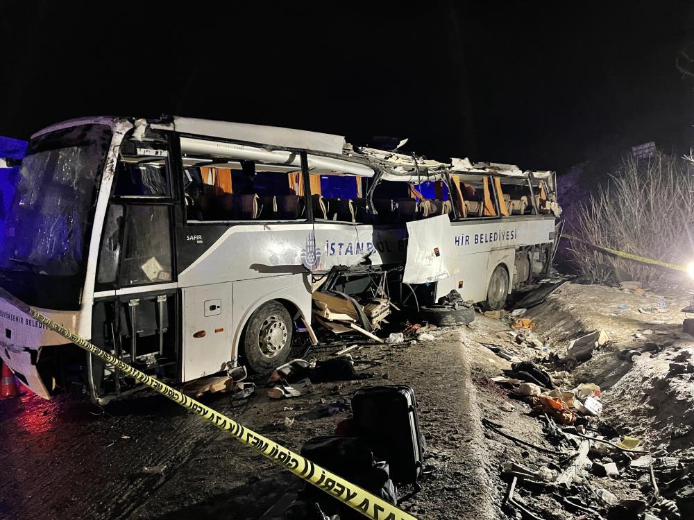 İstanbul’dan Trabzon’a Cenaze yakınlarını taşıyan yolcu otobüsü devrildi: 2 ölü, 27 yaralı