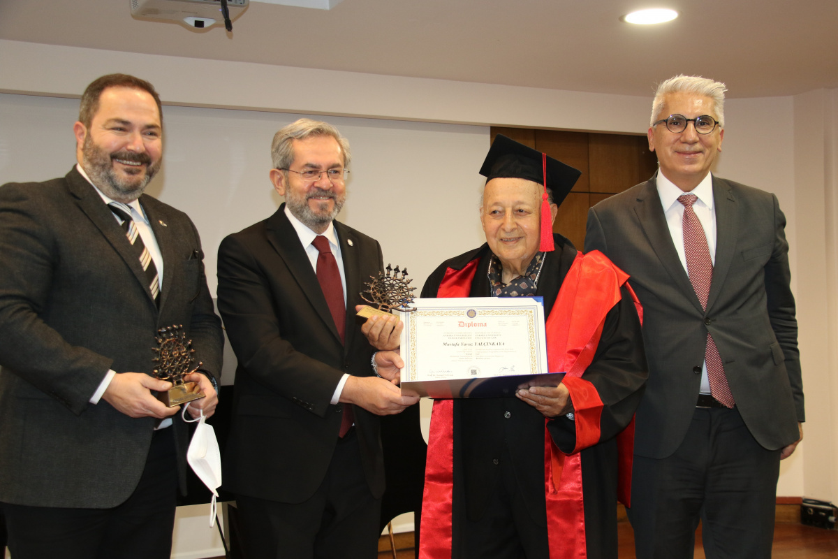Türkiye’nin en yaşlı üniversite öğrencisi hukuk fakültesinden mezun oldu