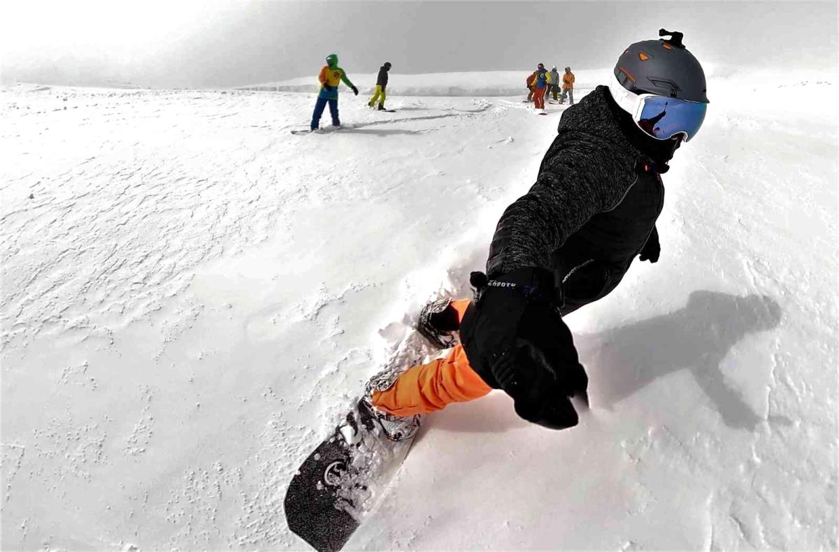 Van daki snowboard tutkunlarından nefes kesen gösteri
