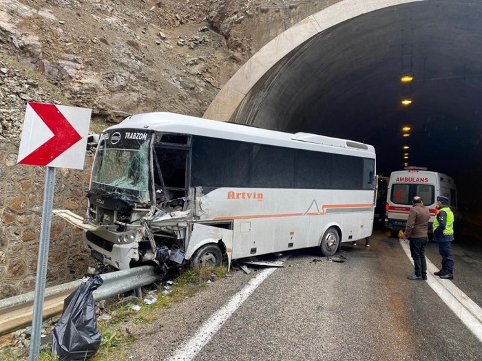Artvin’de Kontrolden çıkan tır tünel girişinde yolcu otobüsüne Çarptı