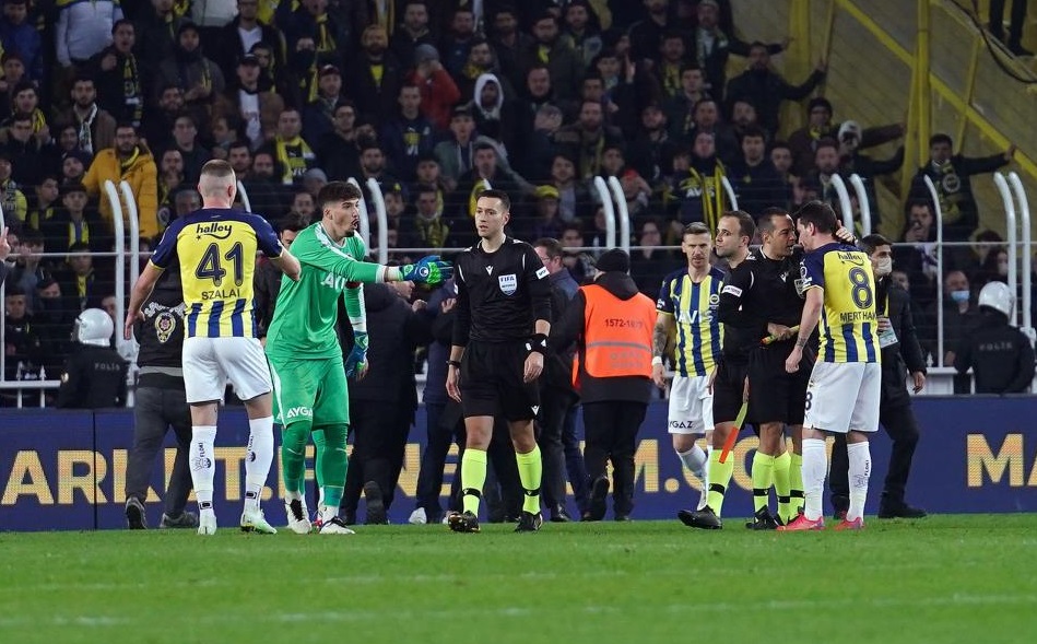 Fenerbahçe’nin Trabzonspor galibiyetine Yine Hakem Engeli !