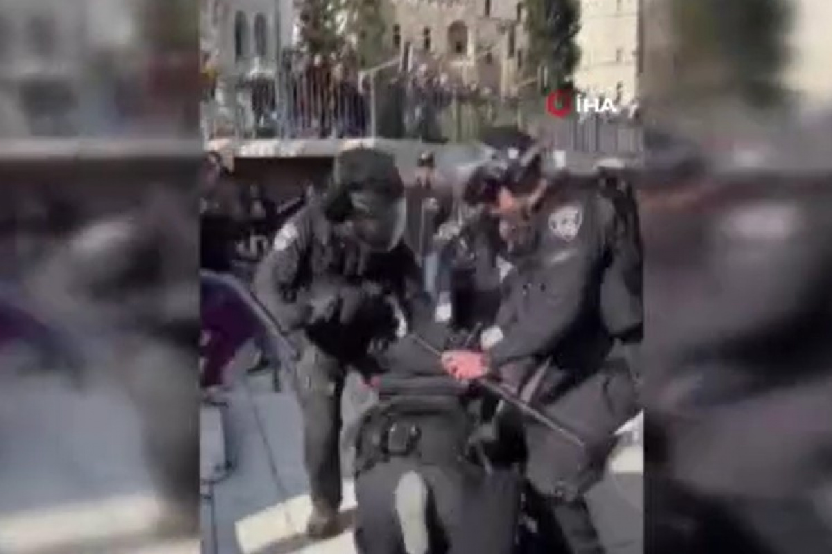 Siyonist İsrail polisi, Filistinli kızı darbetti