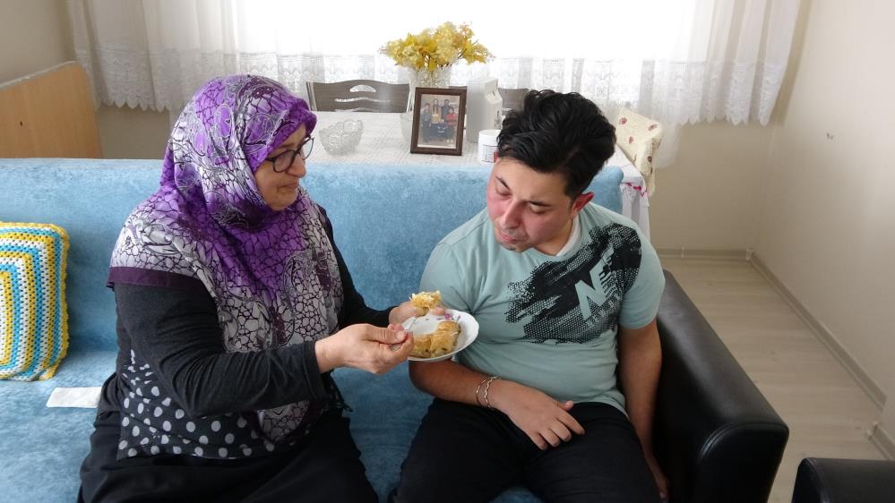 Rize’de 67 yaşındaki kadın engelli oğlu ile hayat mücadelesi hayran bırakıyor