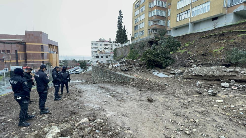 Trabzon’da istinat duvarı Çöktü Araçlar Hasar Gördü