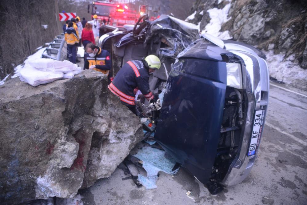 Trabzon’da kaya parçası yoldan geçen aracın üzerine düştü,4 Kişi Feci Şekilde Öldü