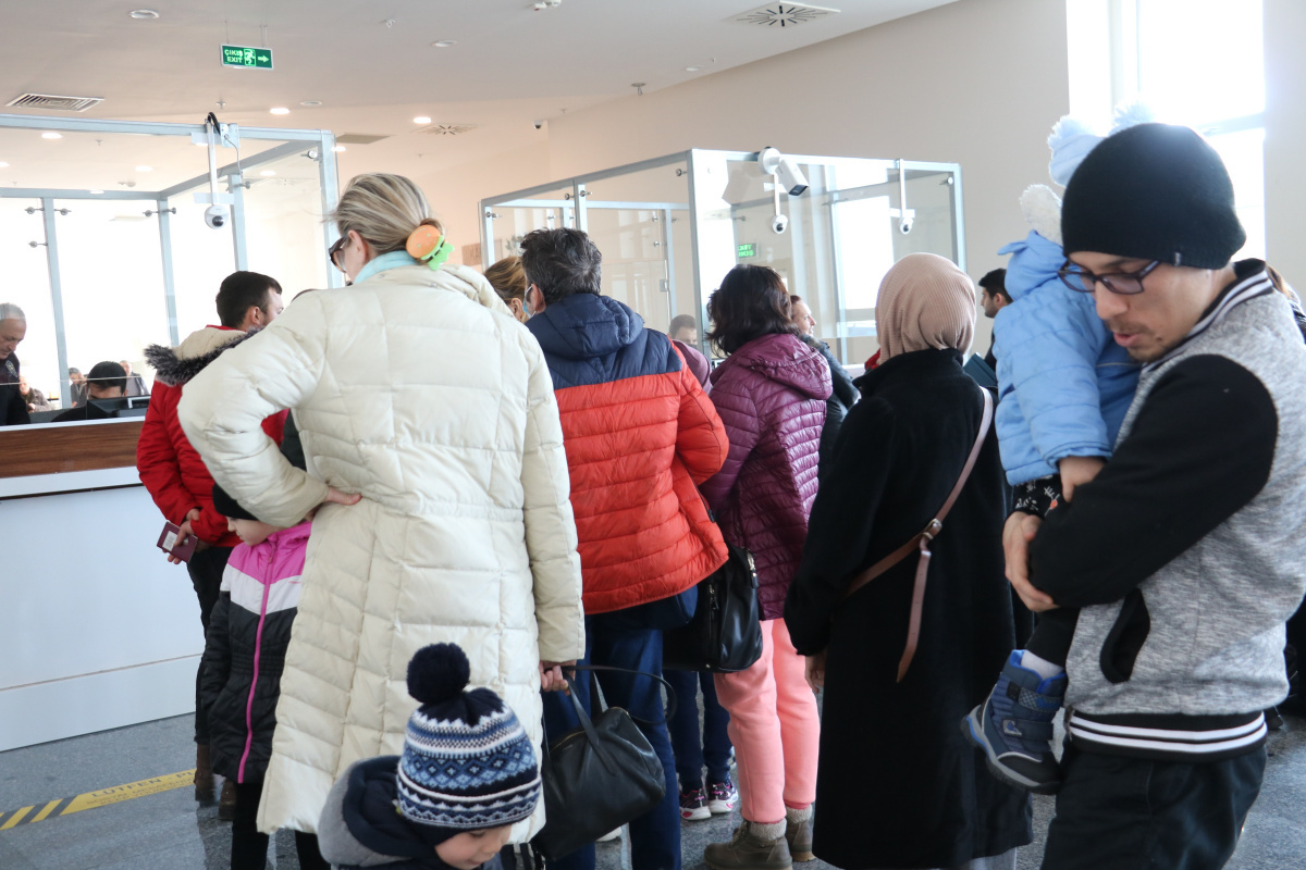 Ukrayna’dan gelen Türk vatandaşları sevinç ve hüznü bir arada yaşıyor