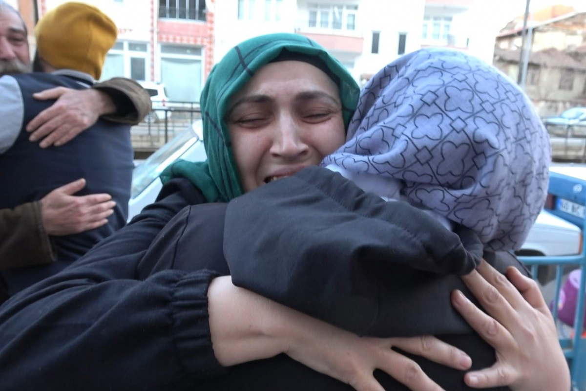 Ukrayna’dan Türkiye’ye tahliye edilen anne ve çocukları ailesine kavuştu, gözyaşları sel oldu