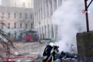 Yangına müdahale eden Ukrayna Acil Durumlar Servisi personeli çatışmanın ortasında kaldı