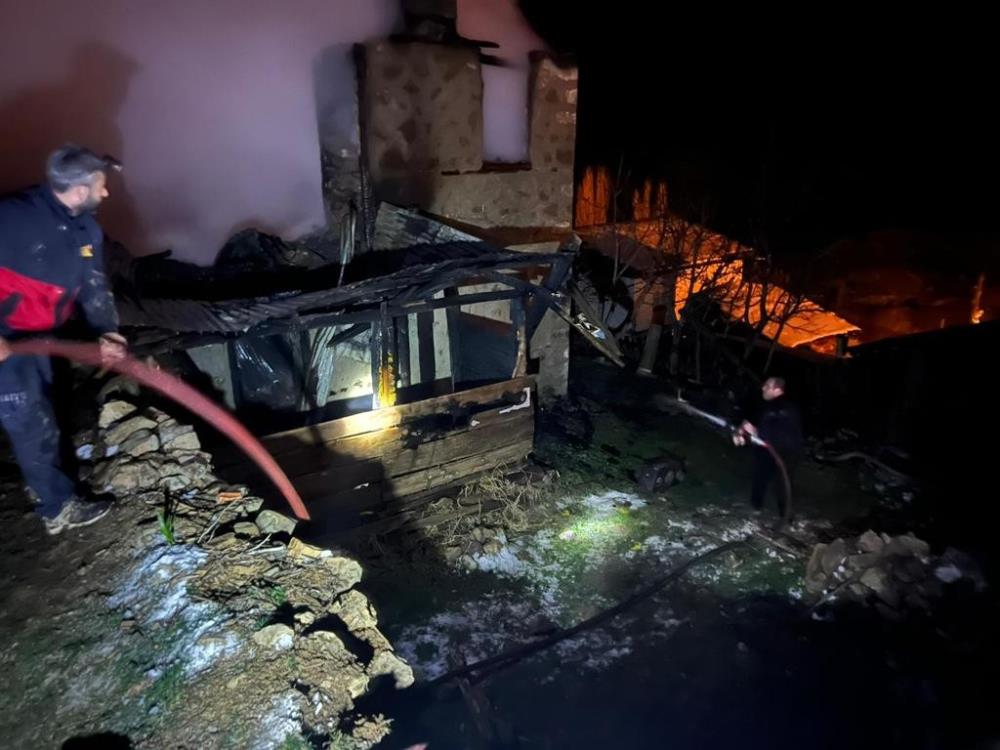 Artvin’de gece çıkan yangında iki katlı ev tamamen Yandı