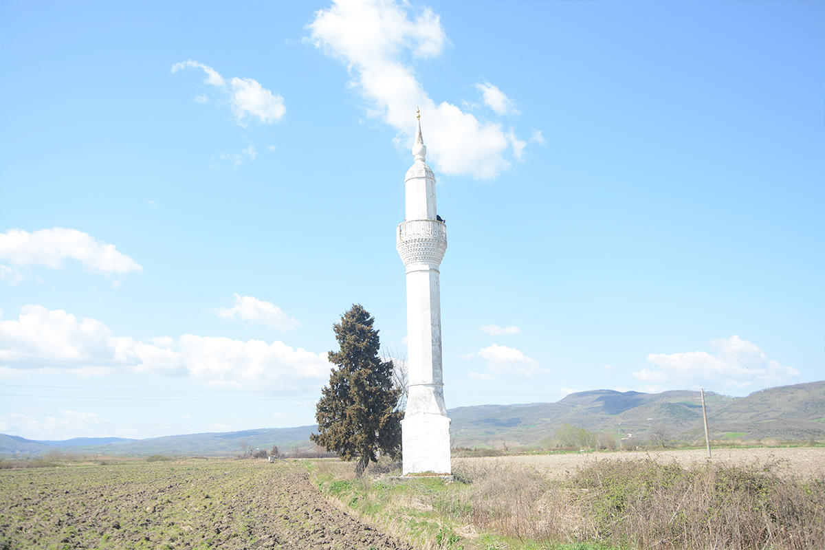 Issızlığın ortasında camisiz minare!