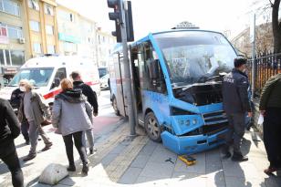 Kadıköy’de feci kaza: Kaldırıma çıkan minibüs iki işçiyi ezdi