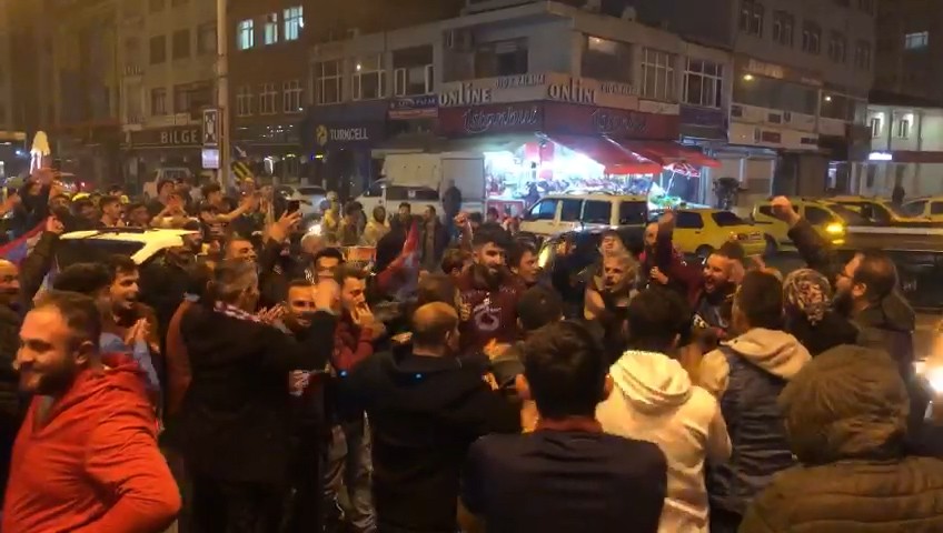 Rize’deki Trabzonsporlu taraftarlar şampiyonluğu kutladı
