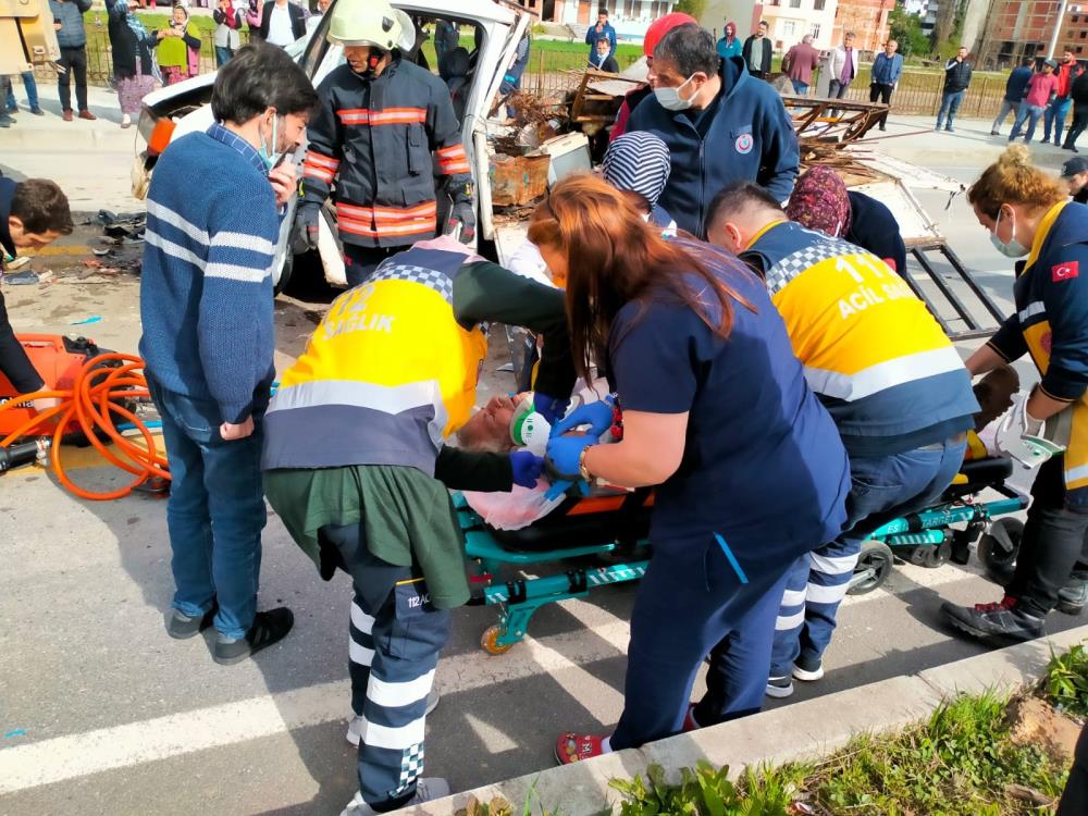 Trabzon’da Rize Plakalı Araç Kaza Yaptı 1 ölü, 1 yaralı