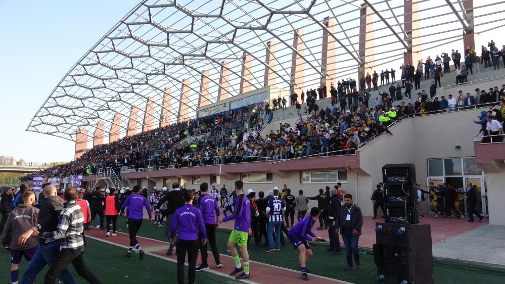 Amatör küme yükselme maçında Futbolcular Birbirine Girdi,Polis Olaya Mudahaele Etti