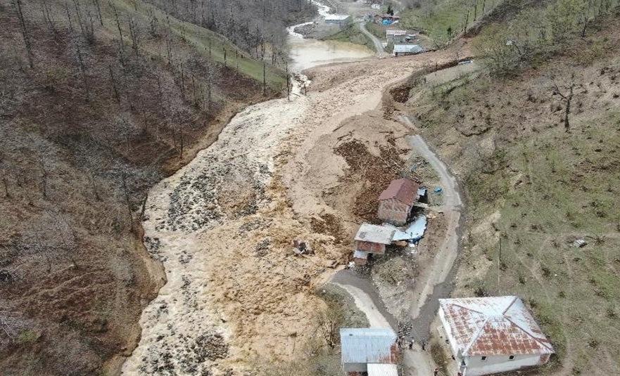 Trabzon’da Sel Felaketi ,3 Ev Yıkıldı,Okul ve Lojman Topark Altında Kaldı