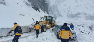 Artvin’de Mayıs ayında yağan kar köy yollarını kapattı