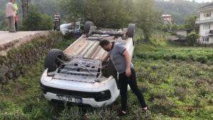 Rize'de Görünmez Kaza, Otomobil çay bahçesine devrildi