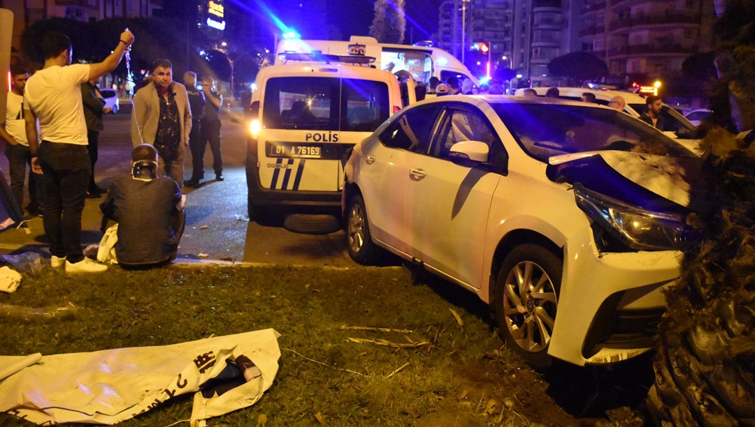 Adana’da polis aracıyla otomobil çarpıştı: 1’i polis 4 yaralı