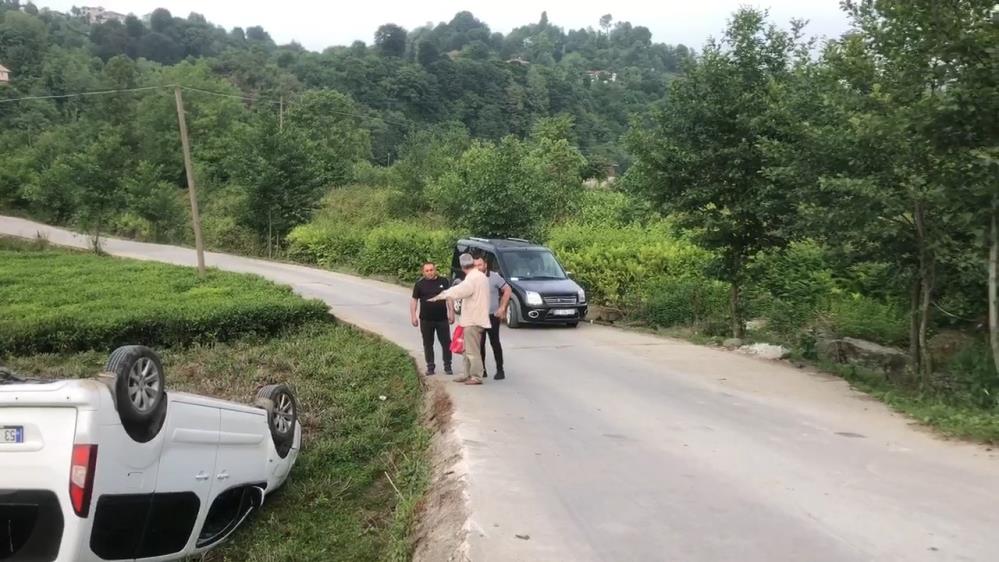Rize’de Görünmez Kaza, Otomobil çay bahçesine devrildi