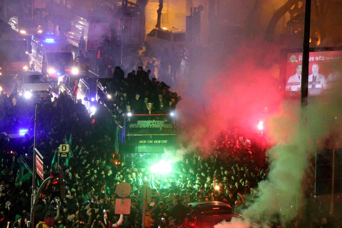 Çifte bayram yaşayan Sakaryaspor şampiyonluk turuna çıktı: Şehir sokağa döküldü- 10 binlerin katıldığı kutlamada Sakarya yeşil-siyaha büründü