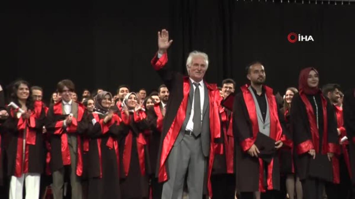 Emekli öğretmen 62 yaşında hayalindeki Hukuk Fakültesi’nden mezun oldu