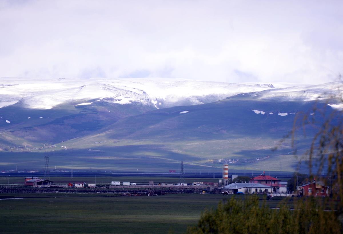 İlkbaharın son ayında yağan kar, Ardahan’ın yükseklerini beyaza bürüdü