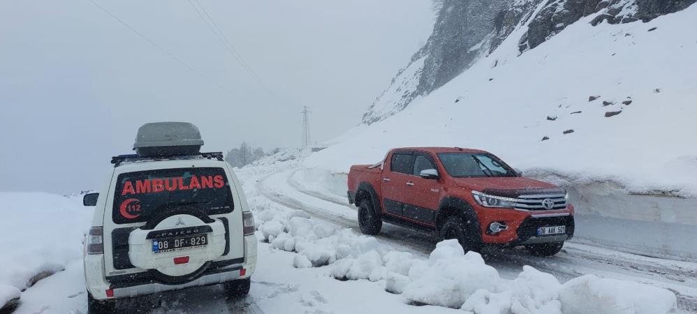 Artvin’de Mayıs ayında yağan kar, köy yollarını kapattı