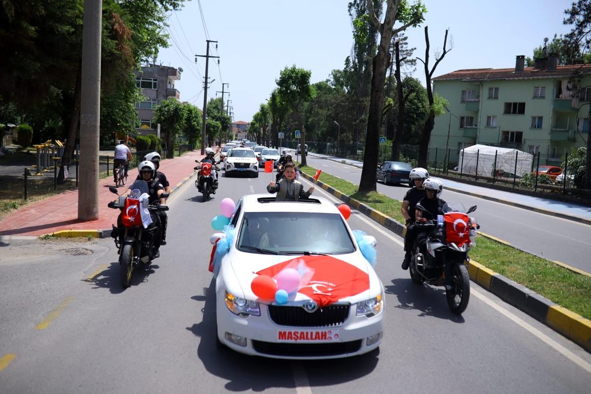 Şehit polisin oğluna özel sünnet konvoyu: Sirenler çalıp oyun oynadılar – Haberler