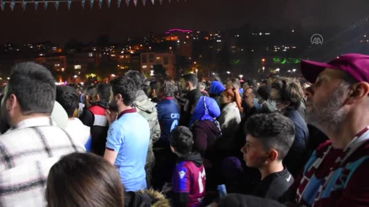Trabzonspor taraftarı, şampiyonluğu meydanlarda kutladı