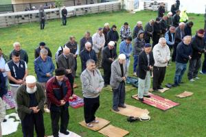 Karadeniz'de Üstü açık camide 561 yıldır çimen üzerinde Cuma namazı kılınıyor 