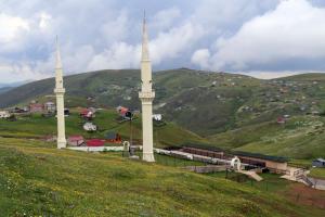Karadeniz'de Üstü açık camide 561 yıldır çimen üzerinde Cuma namazı kılınıyor 