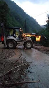 Rize'de heyelan nedeniyle kapanan köy yolu açıldı
